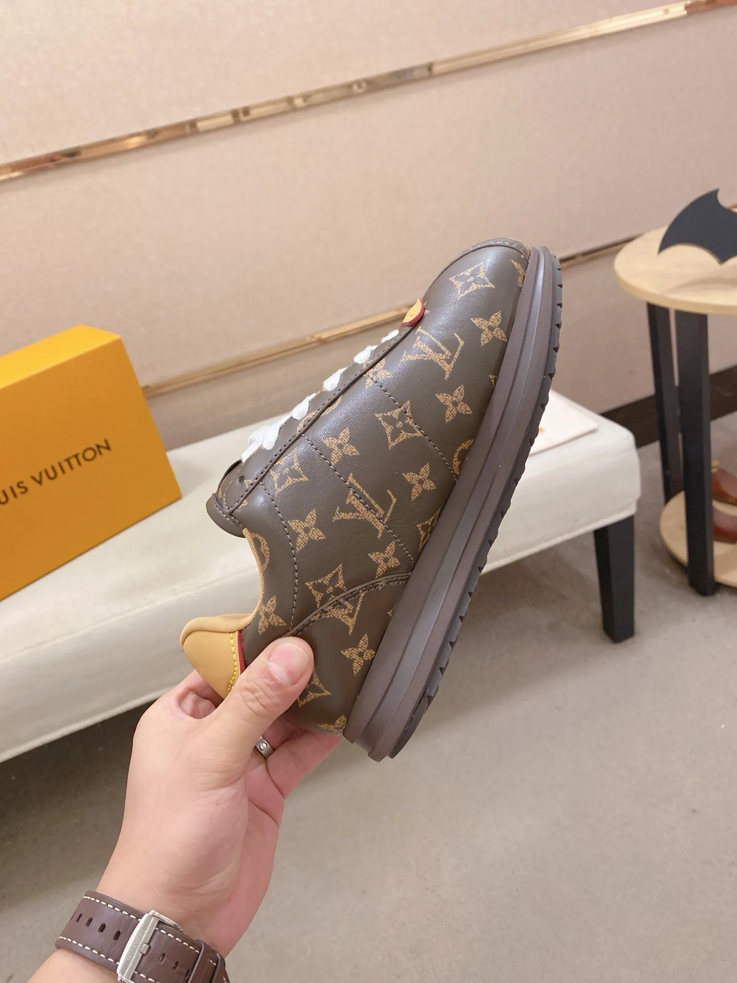 Men's shoes💰: Couple style 700💰LOUIS VUITTON Footint Soccer sneakers‼ ️ The top version, the same sneakers for LV couples. You will look fashionable when you wear them. This Footint Soccer sneaker was unveiled in the 2025 spring and summer series fashion show. The tongue is embellished with the Lvers United badge inspired by the football team. The rubber sole of the foot is decorated with multiple Louis Vuitton logos. The original latest packaging. Fabric: original imported cowhide. Lining: original imported breathable mesh. Foot pad: original injection molding pad. Outsole: original molded T combination outsole. Size: 35-45.